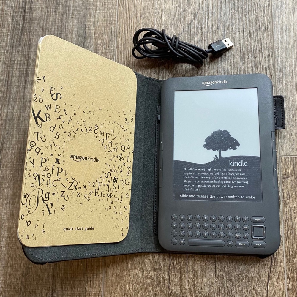 Amazon Kindle Keyboard 3rd Gen D00901 Graphite 6in Wi-Fi E-Reader with Case